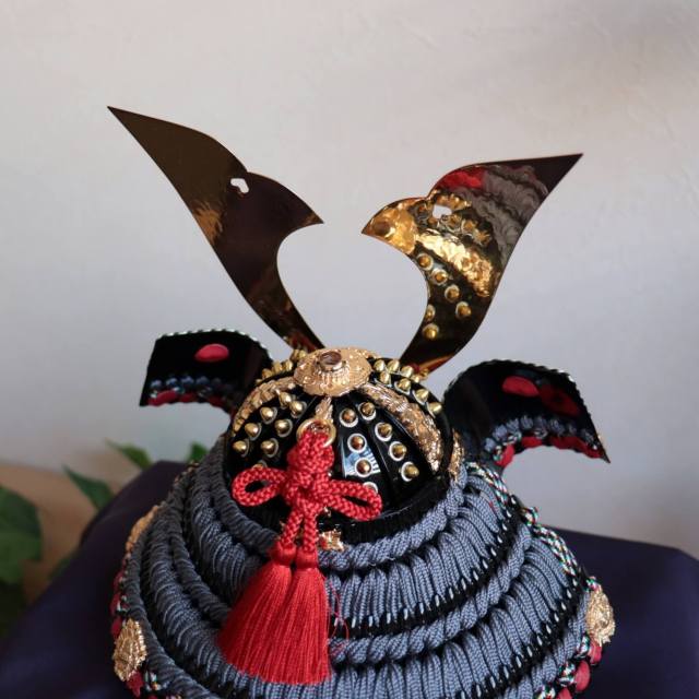 京都・粟田口清信作 京8号 錫糸(古色紺色・茜色忍緒) 本漆塗黒小札