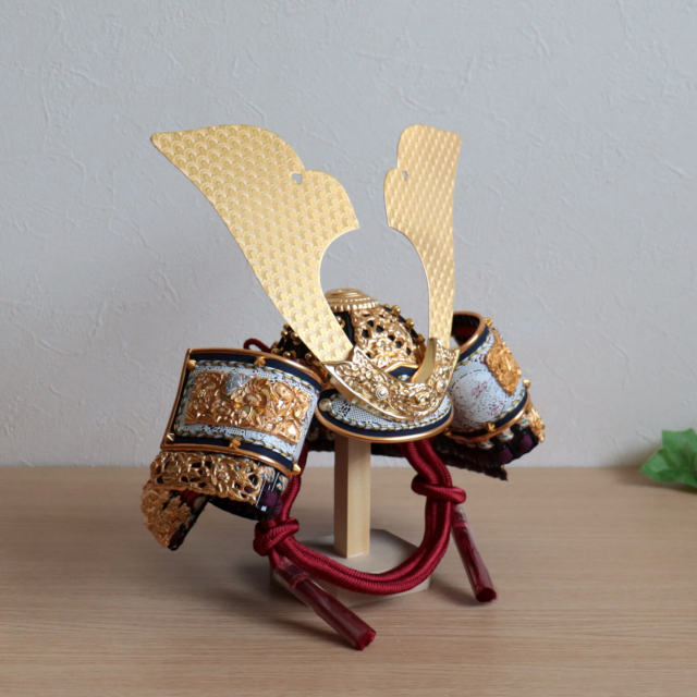伝統的な日本の金属製兜 五月人形 伝統工芸士・平安 晴峰作 10号 茜糸(赤糸)縅兜 黒小札 黒木目