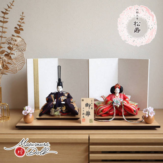 雛人形 残りわずか 最新作 小出松寿作 12番総刺繍 高級グレード 金駒 ラインストーン 十二単 頭師：市川伯英 柘植櫛 「白地に金ライン」二曲一双屏風 ちりめん丸玉桜 ナチュラル杉製平台 増村人形店 10001657