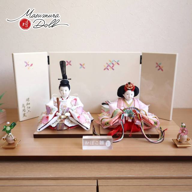 雛人形 最新作 小出松寿作 三寸おぼこ雛 京刺繍 金駒 雪輪桜 頭師：市川伯英 螺鈿七宝屏風 クリアフラワー桜橘 ナチュラル杉製平台 増村人形店 10001681