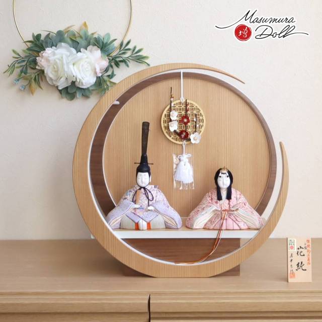 雛人形 伝統的工芸品 三世・金林真多呂作 花純雛 正絹西陣織 37A 月-tsuki- 円形ナチュラル杉・ウォールナット 吊り飾りクリアフラワー紅白梅 増村人形店 10002032