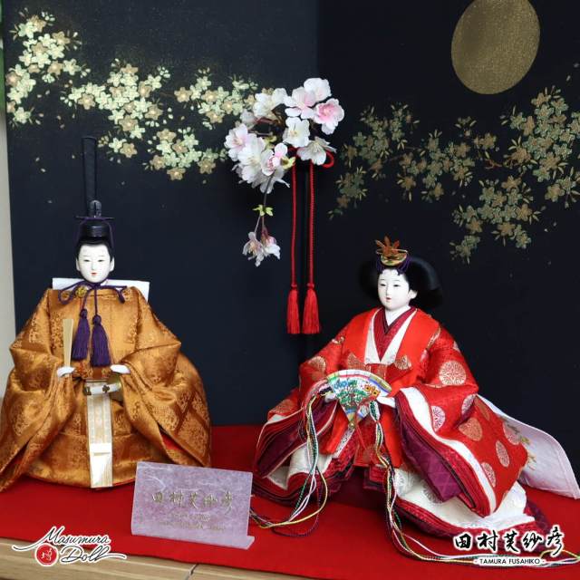最新作 田村芙紗彦作 黄櫨染 立雛 天皇陛下 御即位儀礼 束帯 蒔絵屏風「月に桜 」 御殿桜35cm 赤毛氈飾り ひな人形 雛人形 お雛様 立雛 増村人形店 10002118