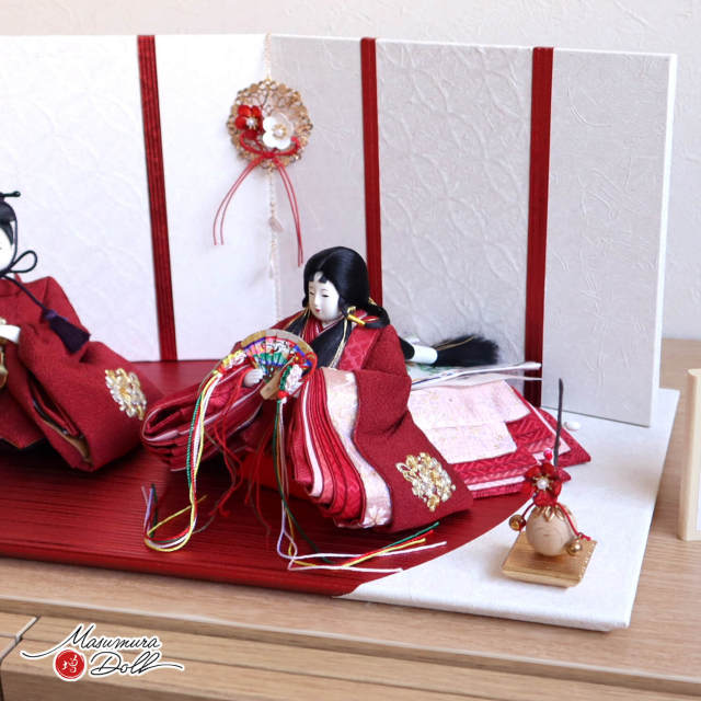 新作 柴田家千代作 葵雛 正絹ちりめん 刺繍 リボンに梅 七宝レッド