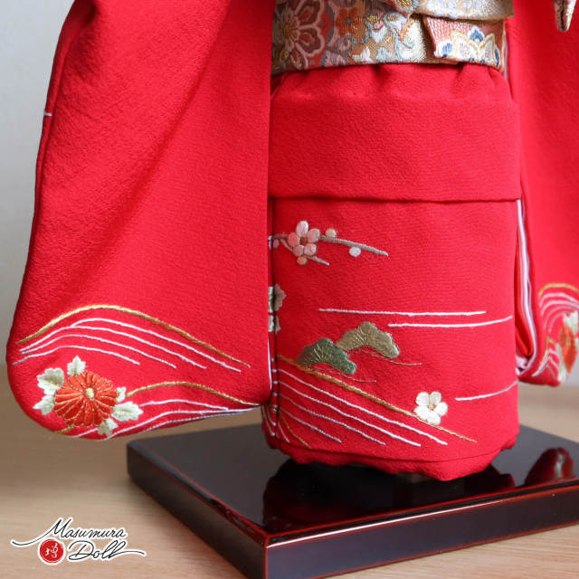 元賀章介作 10号(尺二) 手刺繍 ?に菊 赤 市松人形 手塗本漆塗台 増村