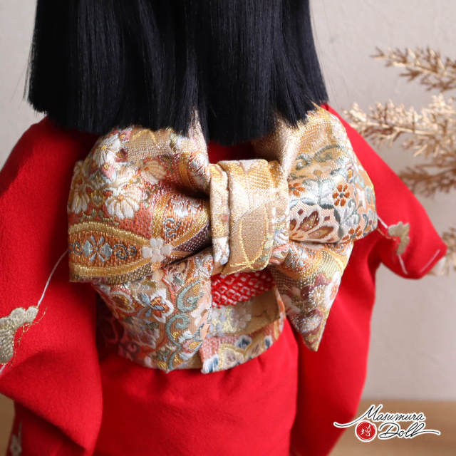 元賀章介作 10号(尺二) 手刺繍 ?に菊 赤 市松人形 手塗本漆塗台 増村