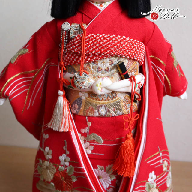 元賀章介作 10号(尺二) 手刺繍 ?に菊 赤 市松人形 手塗本漆塗台 増村