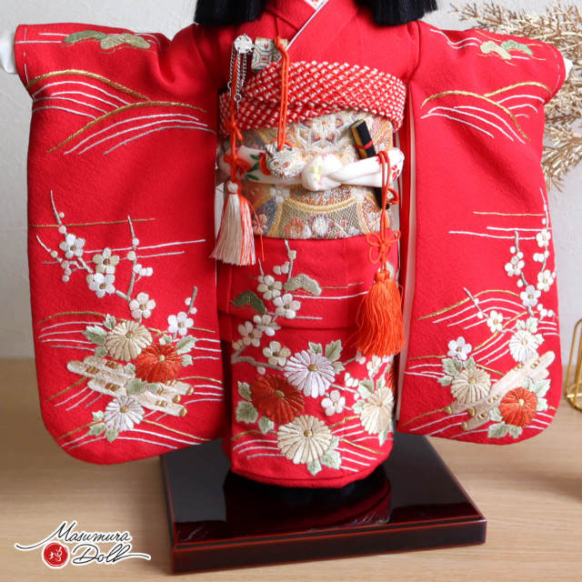 元賀章介作 10号(尺二) 手刺繍 ?に菊 赤 市松人形 手塗本漆塗台 増村