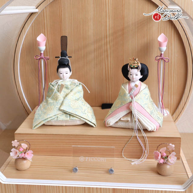 新作 ケース飾り 小西実作 PICCONI 結-ゆい- Kiraraおすべらかし 京製正絹西陣織 月-tsuki- 日本製円形ナチュラル杉 37アクリルケース 木製 白塗り 燭台 ナチュラル丸玉桜 増村人形店 壁掛け対応 10003149