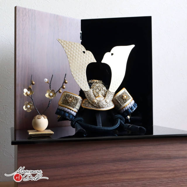 五月人形  伝統工芸士 平安 晴峰作 7号 シャンパンゴールド 唐草クローバー金物 オリジナル 紺裾濃縅 総錫兜 モダン収納 黒塗り ウォールナット 国産 コンパクト収納 クリアフラワーゴールド梅 増村人形店  2way飾り 10003166