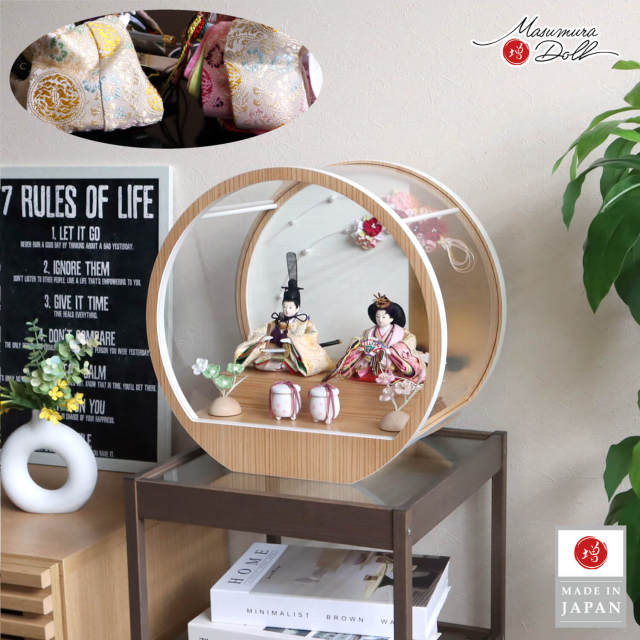 最新作 華峰作 柳 親王 京都 大嶋金襴謹製 西陣織 鳳凰丸 月-tsuki- 日本製円形ナチュラル杉 アクリルケース (つまみ細工付き) 壁掛け対応 半円ちりめん桜橘 木製白塗貝桶 増村人形店 雛人形 丸ケース 水引 10003203