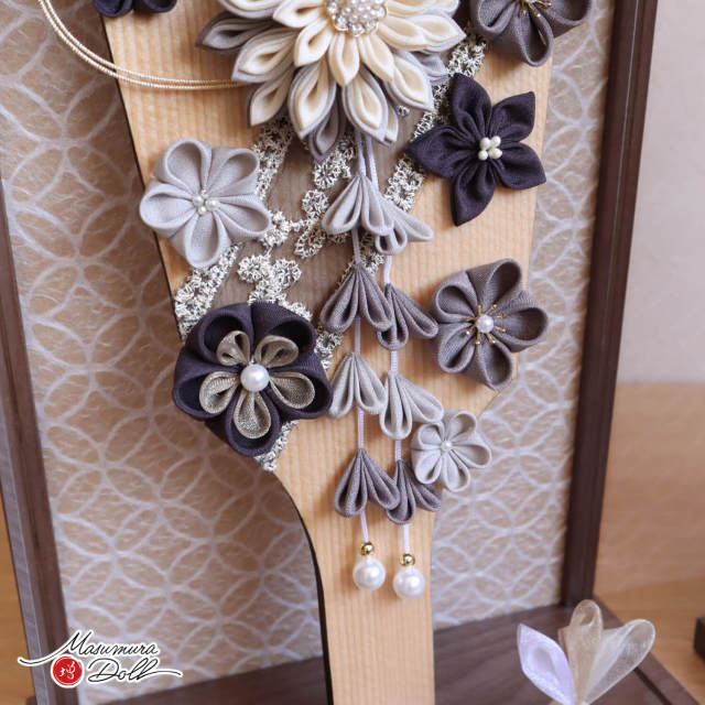 新作 選べる2種類 ケース入り 正絹 つまみ細工 8号 羽子板 (グレージュ