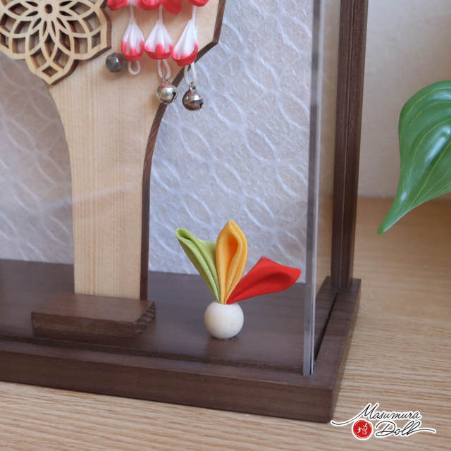 最新作 正絹 つまみ細工 羽子板 アクリルケース 8号 紅白 梅 松