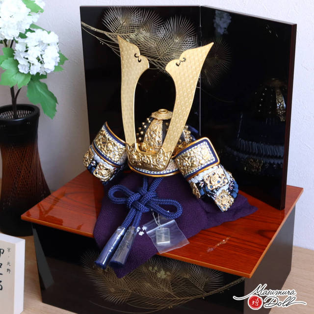 伝統工芸士 京北野・平安武久作 紺裾濃糸 本漆塗 黒小札 京12号兜 紺糸 会津塗 沈金銀箔蒔絵「松」極上収納箱飾り 増村人形店 コンパクト 五月人形 今どき 人気 10003249