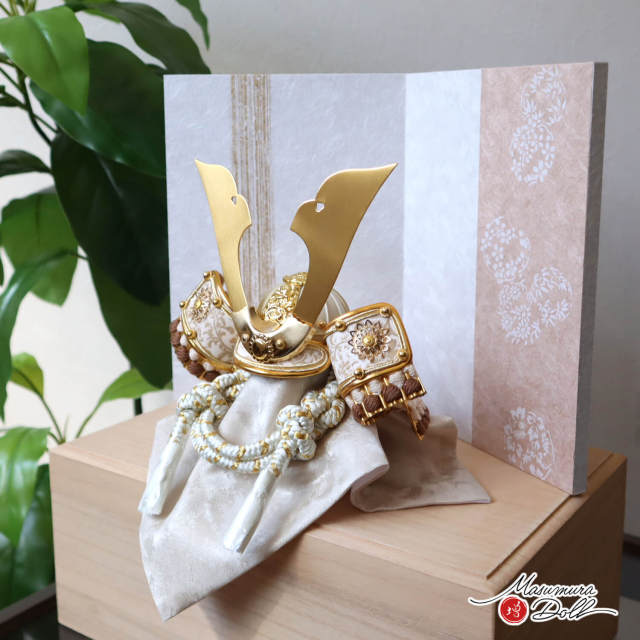 最新作 洋風金物 本印伝 共吹き返し ゴールド ☆ 兜 白糸 無双結び