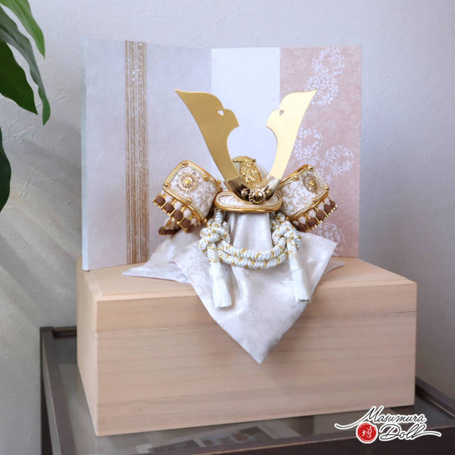 最新作 洋風金物 本印伝 共吹き返し ゴールド ☆ 兜 白糸 無双結び