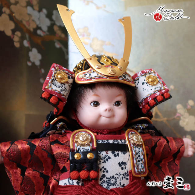 五月人形 子供大将 コンパクト かっこいい かわいい 壱三 壹三（いちぞう）「弦」もののふ童 鎧着大将 黒小札 増村人形店 MMN3437