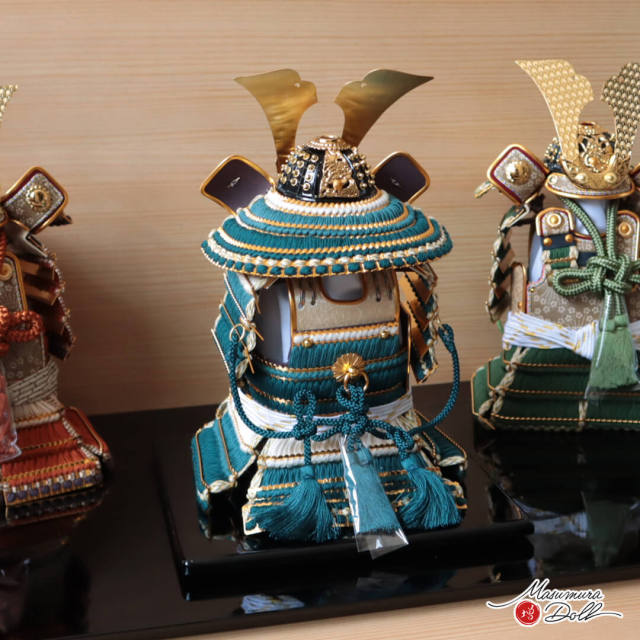 (豪華)飾り鎧 兜　五月人形全身　端午の節句　伝統工芸　収納ケース付き 五月人形 鎧 コンパクト おしゃれ インテリア ケース 兜飾り 全身 奉納