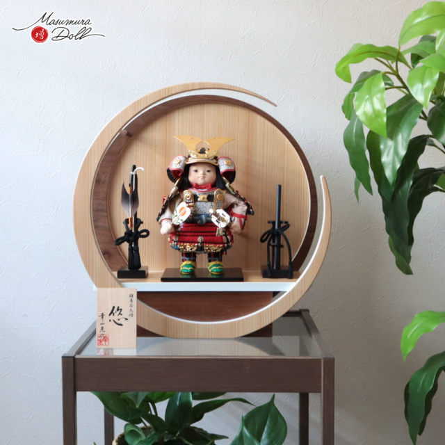五月人形 コンパクト おしゃれ かっこいい モダン インテリア 幸一光 子供大将 悠 茜糸 赤 Tsuki 月 ナチュラル ウォールナット 杉 壁掛け対応 総木製弓太刀飾 黒小札 太刀別誂 錺金具 増村人形店 MMN3481