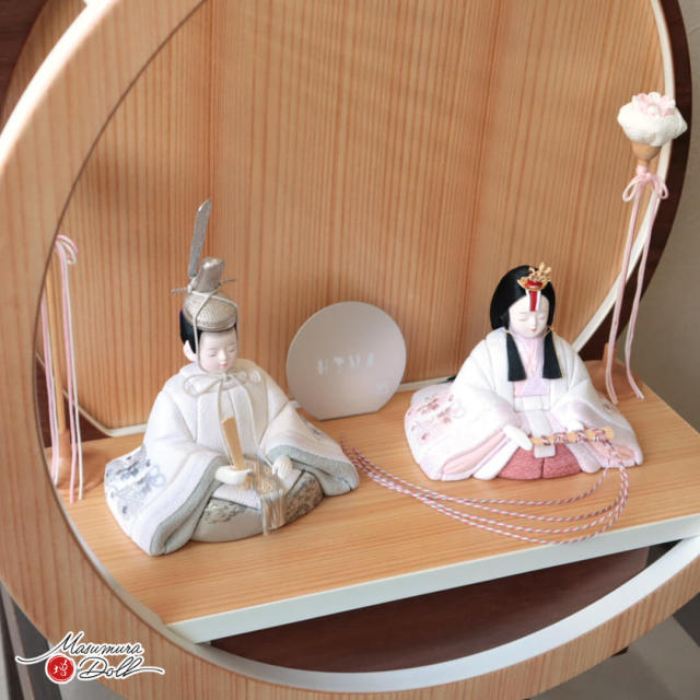 雛人形 コンパクト モダン おしゃれ インテリア ひな人形 おひなさま 一秀 木目込 親王 白地に刺繍 雪輪桜 増村人形店 MMN3643