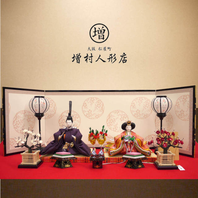 雛人形 平安雛幸作 京十番正絹西陣織麹塵染 京からかみ屏風本仕立梅丸 手描き雪洞 国産正絹本繭玉紅白梅 木製本金手描蒔絵菱高坏三宝 昼御座(ひのおまし)二畳台 増村人形店