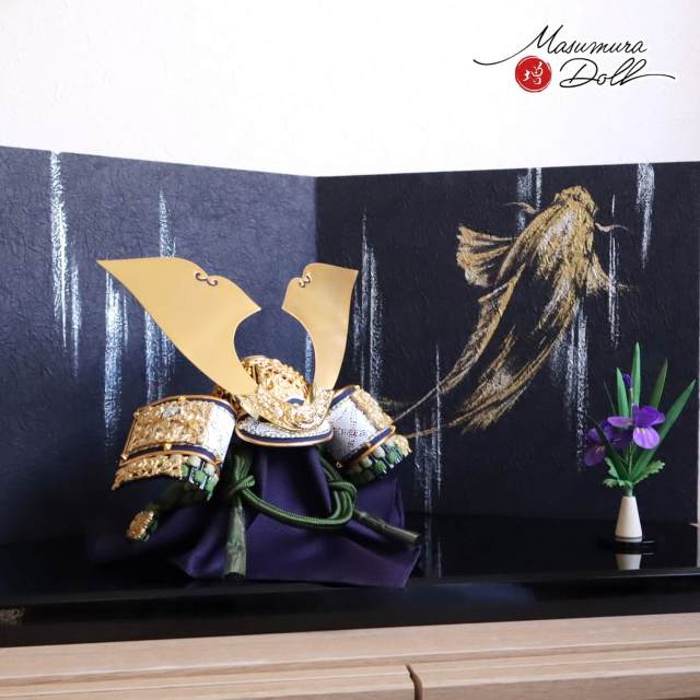 最新作伝統工芸士・平安晴峰作 10号 錫製総金具 萌葱糸縅 京製手描「鯉の滝登り」手揉み阿波和紙屏風 アヤメ飾り 国産黒塗飾台 増村人形店 10002004