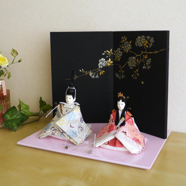 小西実作 PICCONI 陽-ひな- Rinおさげ髪 京製正絹西陣織 京製手描屏風「夜桜」 ピンク飾台 増村人形店 10000524