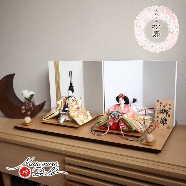 雛人形 最新作 小出松寿作十一番 正絹 金彩「菊の花と熨斗目」 頭師：市川伯英 白地に金ライン屏風 クリアフラワーゴールド梅 ナチュラル杉製平台 増村人形店 10001710