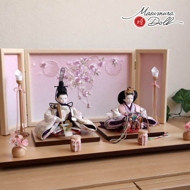 雛人形 華峰作 柳親王 正絹西陣織 唐花クリーム ヒノキ枠屏風 本刺繍「ピンクぼかし雪輪リボン桜」木製燭台 ナチュラル丸玉桜 木製手描き貝桶 ナチュラル杉製平台 増村人形店 10001517