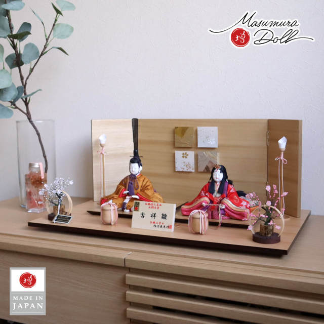 雛人形 最新作伝統的工芸品 柿沼東光作 伝産・吉祥雛 黄櫨染 レリーフ屏風 木製燭台 竹細工紅白梅 木製貝桶 ナチュラル杉製平台 増村人形店 10001567