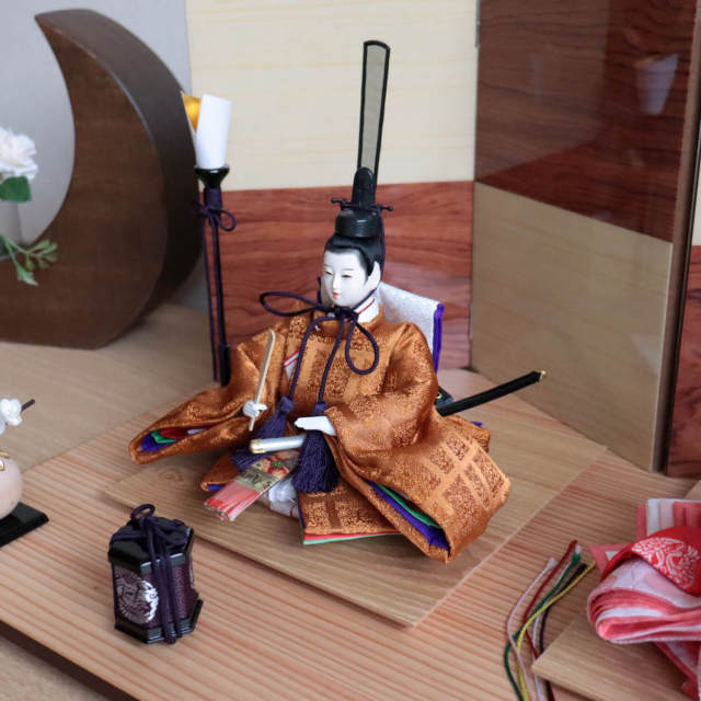 華峰作 芥子親王 正絹西陣織有職雛 黄櫨染 天皇陛下 花梨・シカモア製 