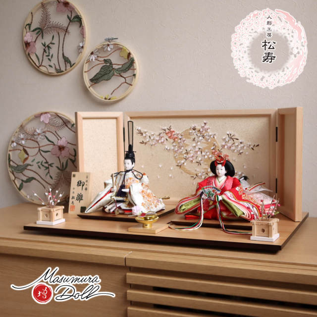 雛人形 残りわずか 最新作 小出松寿作 12番総刺繍 高級グレード 金駒 ラインストーン 十二単 頭師：市川伯英 柘植櫛 ヒノキ枠本刺繍屏風「夢桜」たまゆら紅白梅 盃飾 ナチュラル杉製平台 増村人形店 10001674