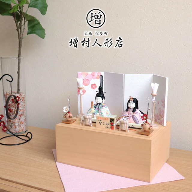 伝統的工芸品 三世・金林真多呂作 来未-KURUMI-シリーズ 正絹西陣織『なごみ雛』梅桜屏風 白木燭台 貝桶 クリアフラワー紅白梅 国産桐箱収納 増村人形店 雛人形 10001023