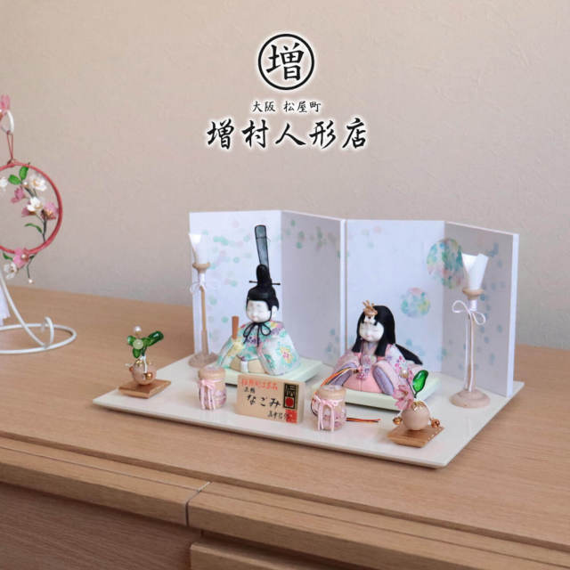 伝統的工芸品 三世・金林真多呂作 来未-KURUMI-シリーズ 正絹西陣織『なごみ雛』水玉蝶々屏風 白木燭台 クリアフラワー桜橘 貝桶手描一葉桜 アイボリー台 増村人形店 10001032