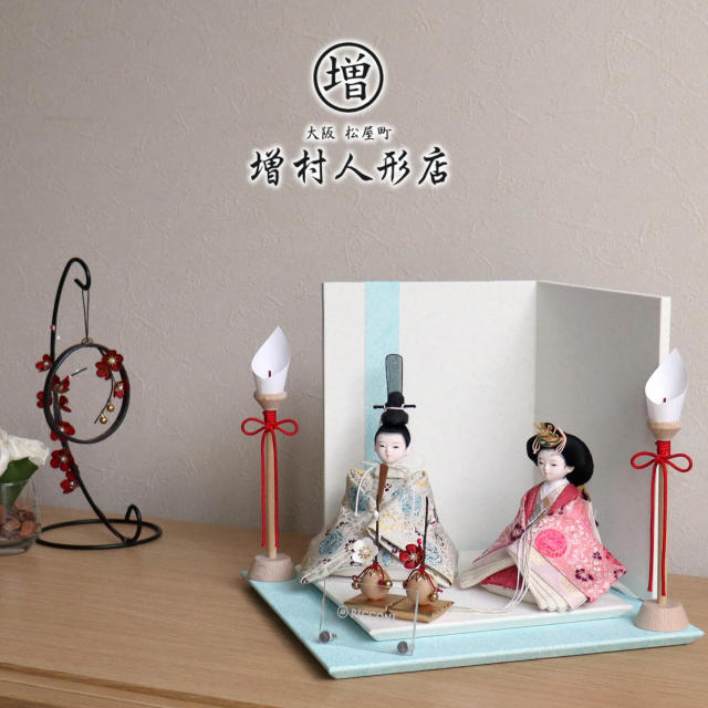 小西実作 PICCONI 陽-ひな- Kiraraおすべらかし 京製正絹西陣織 そらとゆき重ね台屏風 木製燭台 クリアフラワー紅白梅 増村人形店 10000947