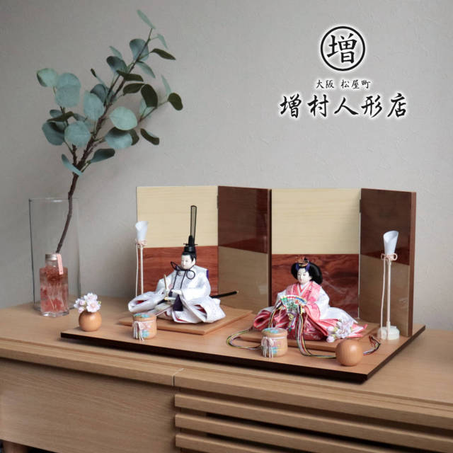 雛人形 華峰作 芥子親王 西陣織白ピンク唐草 花梨・シカモア製市松屏風 鏡面仕上げ コードレス燭台 ちりめん丸玉桜 手描き一葉桜貝桶 ナチュラル杉製平台 増村人形店 10001156