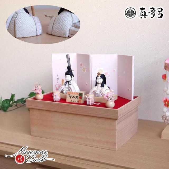 新作伝統的工芸品 三世・金林真多呂作 来未-KURUMI-シリーズ『すみれ雛』 国産手描き桜屏風 ナチュラル丸玉桜 木製手描き貝桶 国産杉箱収納 増村人形店 10001895