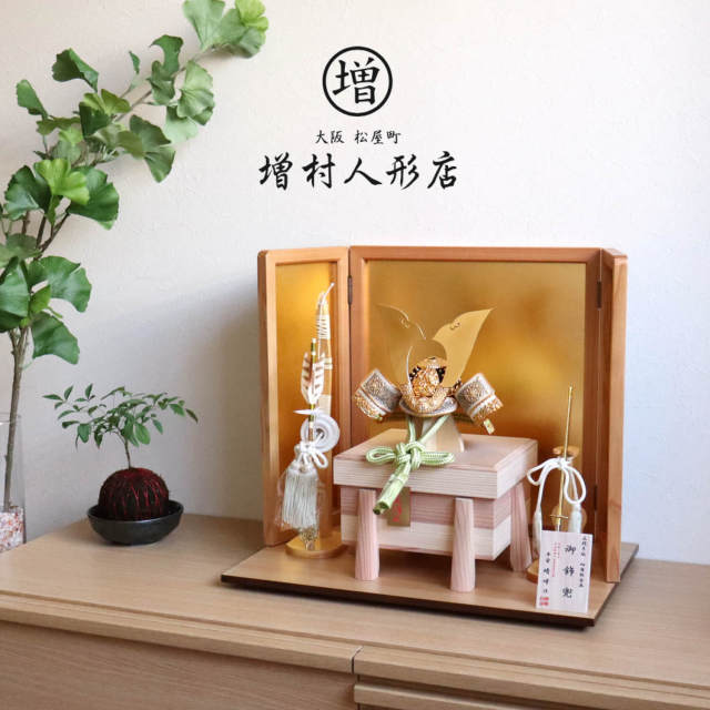 五月人形 伝統工芸士・平安晴峰作 淡萌黄色糸金小札兜 杉製mix色唐櫃極上面取 杉ナチュラル箔押屏風 ヒノキ製本藤巻弓太刀付  5月人形 五月飾り 兜鎧飾り 天賦の兜 天賦之兜 増村人形店 10000828