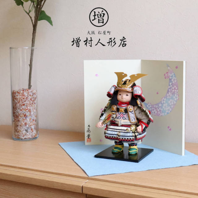幸一光作 鎧着大将「蒼」正絹淡萌葱糸縅 正絹西陣織鳳凰丸紋 京製手描屏風「三日月桜」 五月人形 子供大将 5月人形 皐月人形 兜鎧飾り 鎧兜飾り かわいい コンパクト 10000764