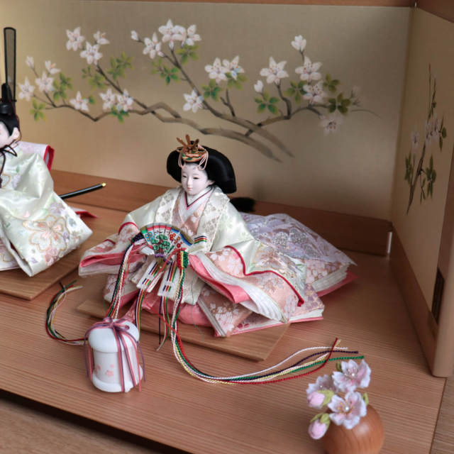 雛人形　桃の節句　屏風　桜と鞠 雛人形 内閣総理大臣賞受賞作家 松宝作 25号 ホワイト 桜刺繍 9号宝永