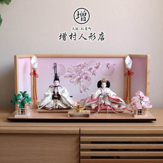 雛人形 内閣総理大臣賞受賞作家 松宝作 25号 芥子 ホワイト 桜刺繍 ヒノキ枠屏風 本刺繍「ピンクぼかし雪輪リボン桜」木製燭台 桜橘 本金桜蒔絵盃飾 ナチュラル杉製平台 増村人形店 10000939