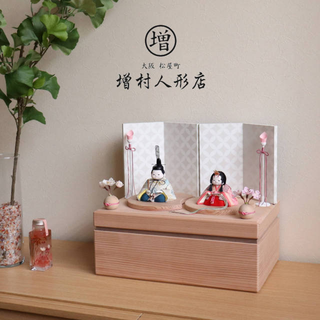 雛人形 幸一光作 「華」大嶋金襴謹製 正絹西陣織 丸紋様 共柄 二曲一双七宝(白) 燭台 丸玉桜 ピンク紐 国産杉製月飾台(大) 杉箱ウォールナットライン収納 増村人形店 10000692