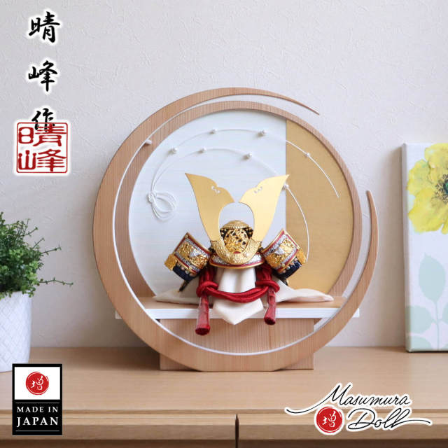 五月人形  伝統工芸士・平安 晴峰作 7号 正絹茜色糸縅(赤糸) 無双結び 黒小札 月 -tsuki- 水引 パール 日本製円形ナチュラル杉飾り 水引 増村人形店 10001537