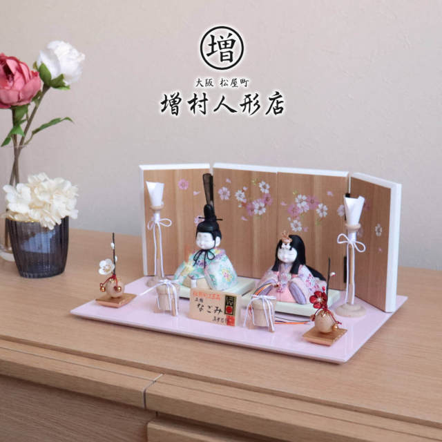 伝統的工芸品 三世・金林真多呂作 来未-KURUMI-シリーズ 正絹西陣織『なごみ雛』国産ピンク平台国産 木目ナチュラル手描き一葉桜屏風 クリアフラワー紅白梅 木製燭台 貝桶 増村人形店 10001035