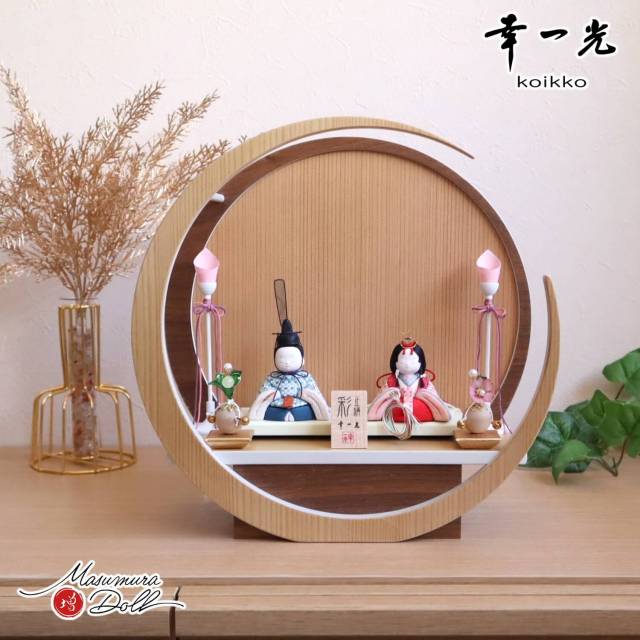 幸一光作 彩-AYA- 増村オリジナル正絹西陣織市松(小) 誉勘商店謹製 月-tsuki-(小) 円形ナチュラル杉・ウォールナット飾り 木製燭台 クリアフラワー桜橘 増村人形店 10001918