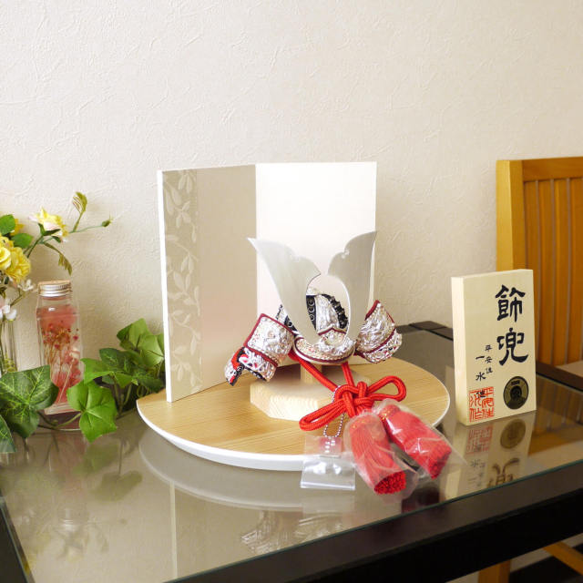 京都・平安一水作 京8号 赤糸(茜糸)極上総裏 国宝 竹雀兜飾り(竹に雀金物兜)白銀金物 黒小札共吹返し 杉ナチュラル台ホワイト屏風飾り 増村人形店 10000490