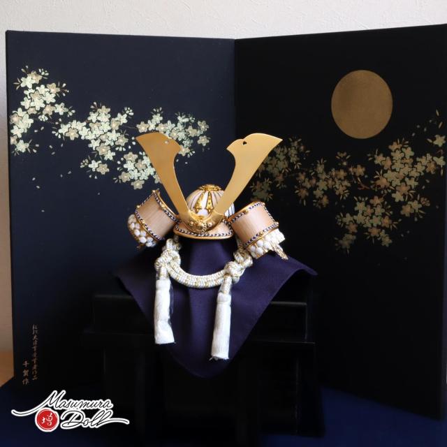 最新作 選べる2種類 ゴールド&シルバー 木目吹き返し兜 唐櫃収納セット 蒔絵屏風「月に桜」紺毛氈飾り 白鉢 10002499