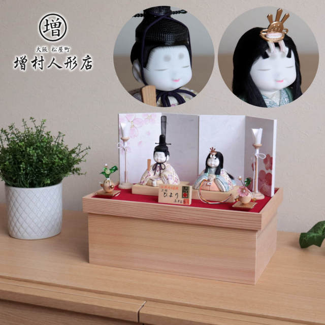 伝統的工芸品 三世・金林真多呂作 来未-KURUMI-シリーズ 正絹西陣織『ひより雛』桜梅屏風 白木燭台 クリアフラワー桜橘 国産杉箱収納 増村人形店 10001173