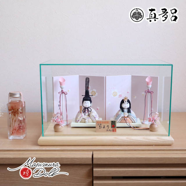 伝統的工芸品 三世・金林真多呂作 来未-KURUMI-シリーズ 増村オリジナル正絹西陣織 『ひより雛』屏風二曲一双 手描き桜 木製燭台 ナチュラル丸玉桜 アクリルパノラマケース 増村人形店 ケース飾り 10001817