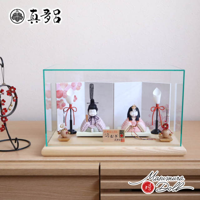 雛人形 伝統的工芸品 三世・金林真多呂作 来未-KURUMI-シリーズ 増村オリジナル正絹西陣織 『つむぎ雛』 国産梅桜柄屏風飾り 木製燭台 クリアフラワー紅白梅 アクリルパノラマケース 増村人形店 ケース飾り 10001811