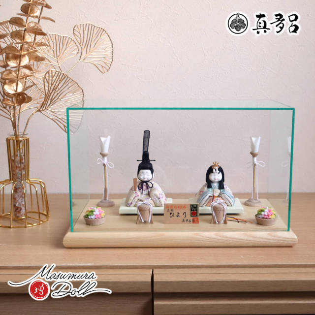 伝統的工芸品 三世・金林真多呂作 来未-KURUMI-シリーズ 増村オリジナル正絹西陣織 『ひより雛』木製燭台 半円ちりめん花 木製貝桶 アクリルパノラマケース 増村人形店 ケース飾り 10001818